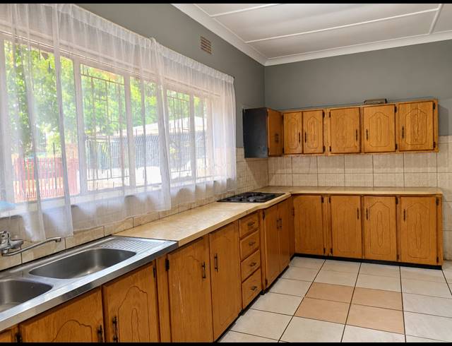 4 BEDROOM FREESTANDING FOR SALE IN VANDERBIJLPARK CE 2